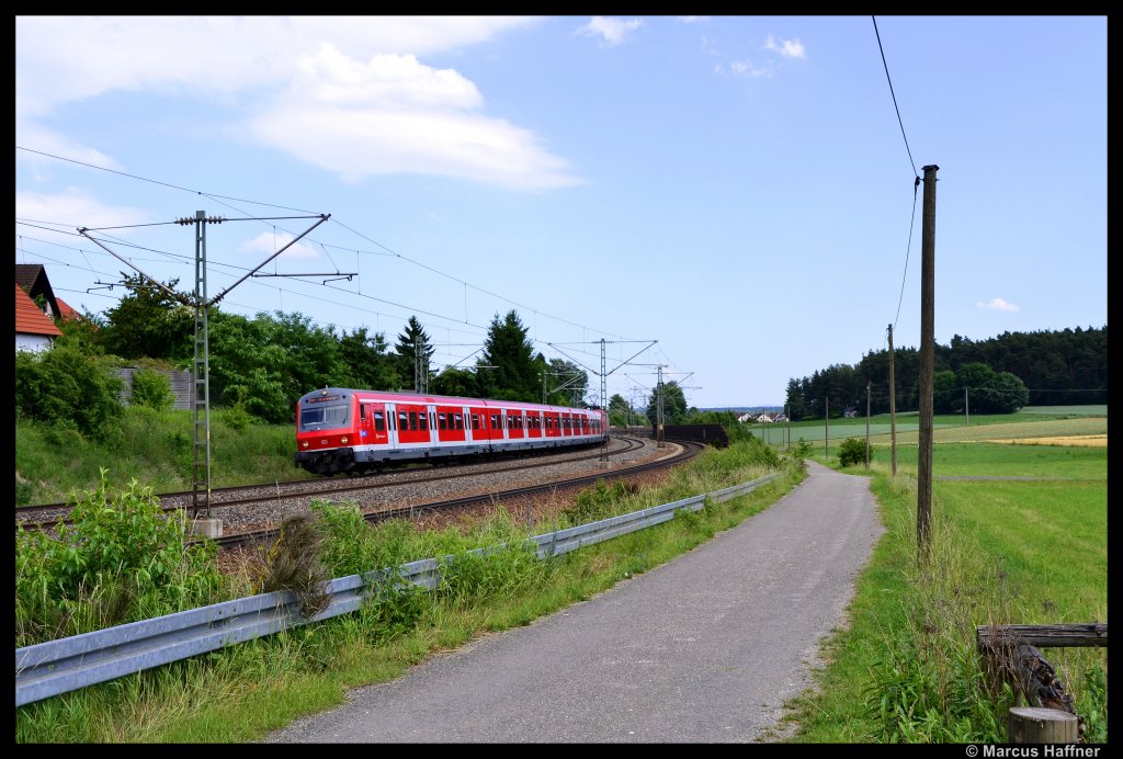 Diese S-Bahn-Garnitur der Linie S2, geschoben von einer Lokomotive der Baureihe 143, hat soeben den Haltepunkt Rednitzhembach verlassen und dst jetzt weiter Richtung Nrnberg. 
Aufnahmedatum war der 16. Juni 2012.

