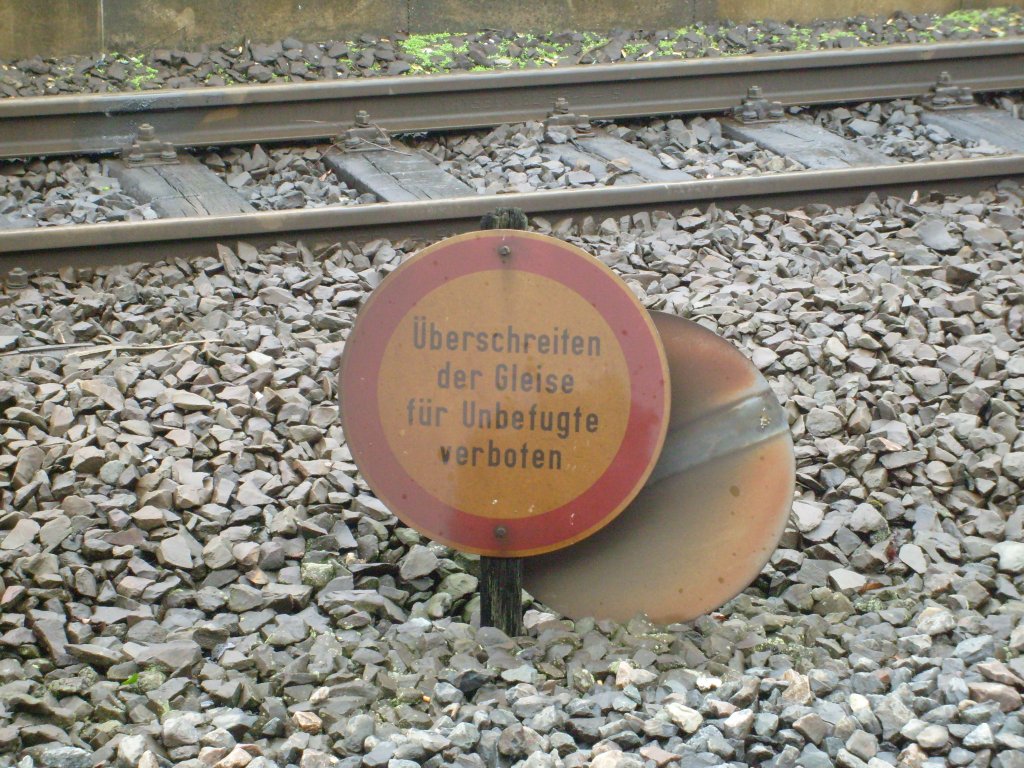 Diese schon etwas betagte Schild befindet sich im Bahnhof von Au(Sieg). Aufgenommen am 29.03..