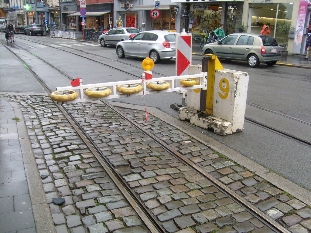 Diese Schranke schtzt die Einfahrt zur Strassenbahnlinie in Gent. Kommt die Bahn, drckt diese die Schranke einfach auf.