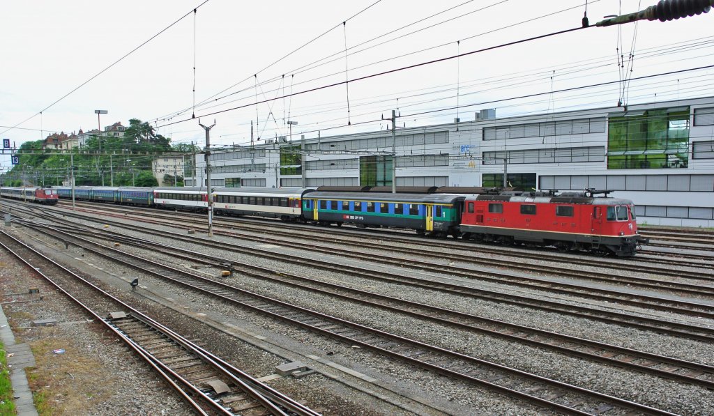 Diese spezielle Komposition, A EWI, A EWIV, B EWIV und 6 B EWII, wird nur Mo-Fr fr die Zge Neuchatel 1606 - Lausanne 1537 - Neuchatel verwendet. Re 4/4 II 11217 mit der  IR Komposition  abgestellt in Neuchatel, 09.06.2013.