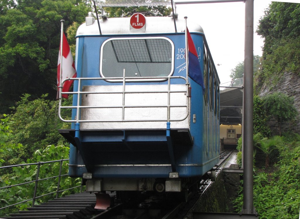 Diese Standseilbahn verkehrt in Locarno zur Madonna del Sasso einer Kirche hoch ber dem Ort.aufgenommen an einer Zwischenstation der Bahn.
