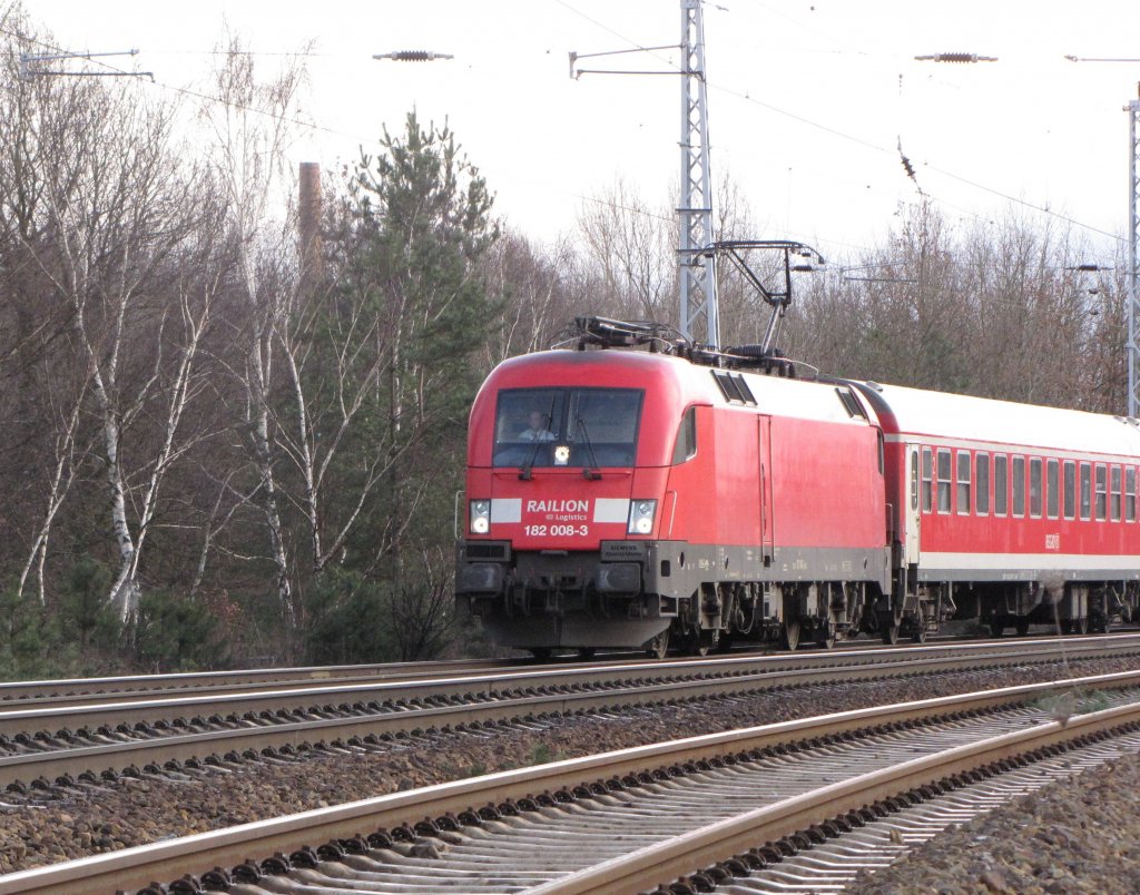 Diese Taurus Lok bernommen von DB Schenker und jetzt im Bestand von DB Regio fuhr am 04.03.2010 die RE 2 Richtung Berlin Ostbahnhof, hier bei der Durchfahrt in Berlin Eichgestell.