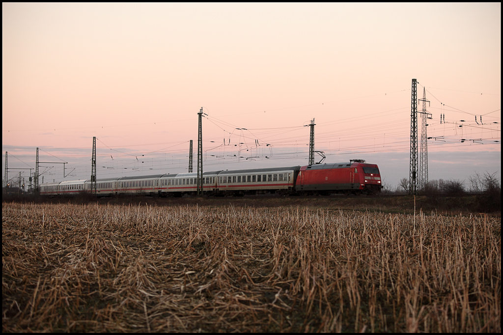 Diese unbekannte 101er bespannt einen InterCity in Richtung Ruhrgebiet. Ohne 1. Klasse Waggon ist der Zug bei Haltern am See unterwegs. (16.01.2011)