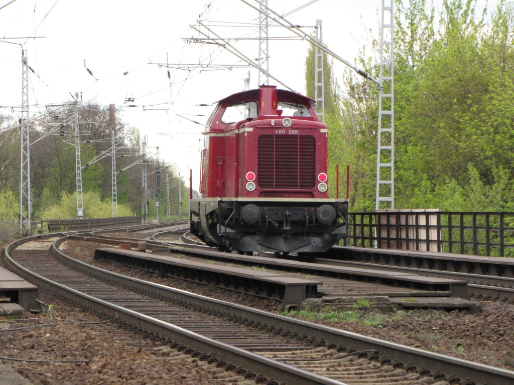 Diese V 100 aufgenommen bei der Durchfahrt in Berlin Eichgestell am 27.04.2010