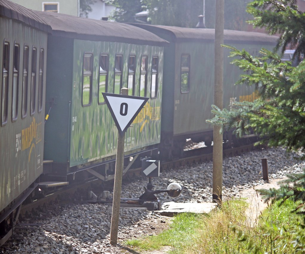 Diese Variante eines Signal Lf4 habe ich bisher noch nirgendwo gesehen, auf der Strecke der Fichtelbergbahn dient sie als Ankndigung eines Halts im Bahnhof/Haltepunkt, welcher ber eine Eckentafel Lf5 anstelle der Haltetafel So8 verfgt. Gesehen vor dem Bahnhof Neudorf(Erzgeb.) aus dem SDG1005, 31.7.010. 