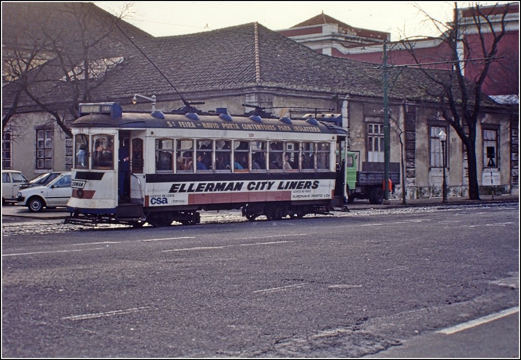 Diese Vierachser mit den kleinen Laufrädern im Lissaboner Tramverkehr sind bzw. waren ersetzbar, da sie nicht die Steilstrecken bedienen konnten. Hier fahren heute moderne Fahrzeuge. Auch hier gibt es eine kleine Besonderheit. Dieser Wagen lief 1989 noch ohne die Automatiktüren mit Schaffner. Man stieg hinten ein und zahlte dort, vorne beim Fahrer wieder aus. Im Hintergrund ist der Bahnhof Cais do Sodré. Das Dia musste heftig nachbearbeitet werden, ist aber weil historisch hoffentlich meinem Bild Nr. 400 würdig...