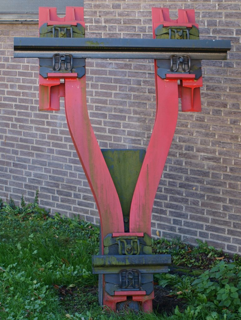 Diese Y-Stahlschwelle steht vor einem Bahngeb�ude in der Geschwister Scholl Stra�e in Aachen. Solche Schwellen sind im Gemmenicher Tunnel auf der Montzenroute nach Belgien verbaut worden. Die Schwellen werden wechselseitig verlegt und haben dadurch einen sehr hohen Querverschiebewiederstand.