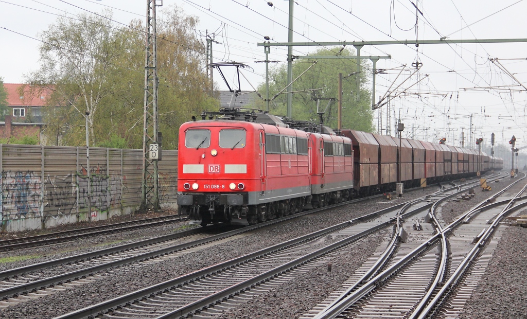 Diese zwei 151 boten a) einen schnen Anblick als Doppeltraktion mit ihrem Erzzug und b) die Loknummern betrachtend ein nettes Zahlenspiel: 151 099-9 und 151 166-6 mit  Erzbomber  aus Richtung Seelze kommen in Hannover-Linden/Fischerhof. Aufgenommen am 27.04.2013.