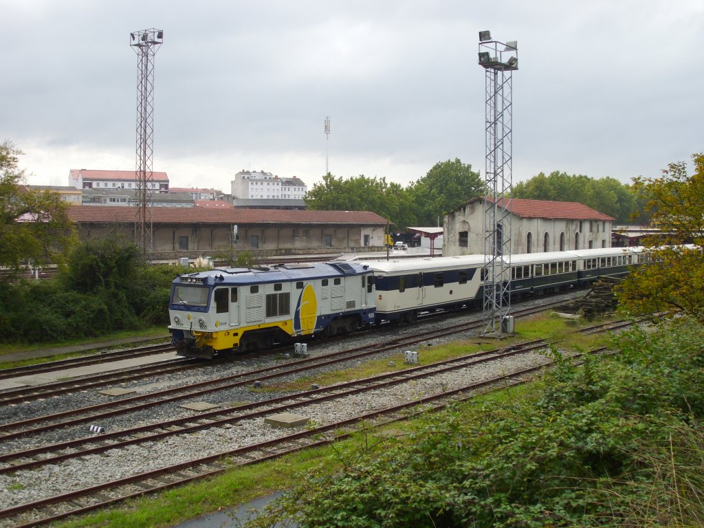 Diesel-Lok 1655 am 11.10.10 abgestellt mit Wagen vom El Transcantbrico im Bahnhof Ferrol.