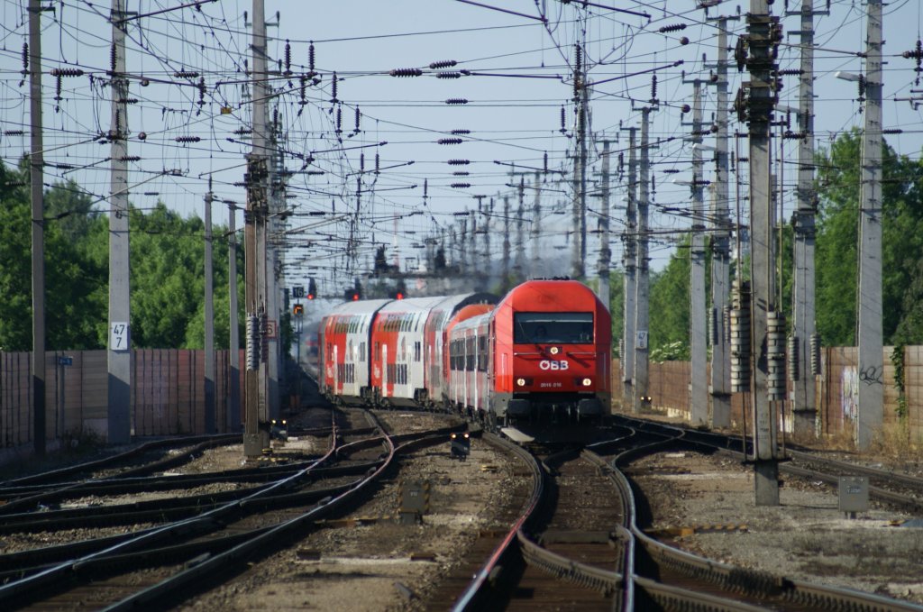 Diesel-Power in Wr. Neustadt: 2016 016 bringt einen  Doppelzug  in den Bahnhof Wr.Neustadt. Hier wird dann der Zug getrennt und der vordere Teil mit der 2016 016 fhrt nach Oberwart und der hintere mit der 2016 018 nach Neckenmarkt-Horitschon. 5.6.2010