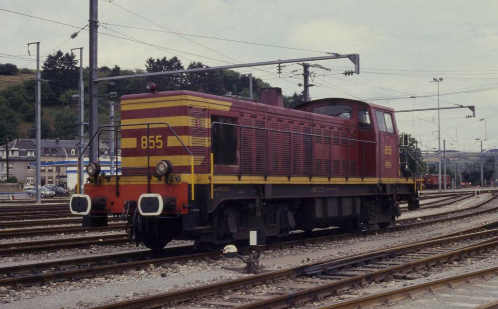 Diesel Rangierlok der CFL Nr. 855 hier am 9.8.1993 bei einer Rangierpause
im luxemburgischen Bahnhof Ettelbrck.