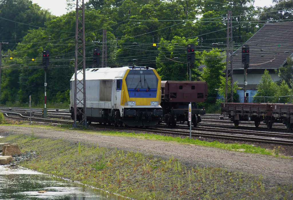 Diesel Schwergewicht.

In Landsweiler-Reden war Voith Maxima 30CC ( 9280 1263 001-0 D-VTLT ) abgestellt.

Die Lok war im Bauzugdienst eingesetzt.

Dort wo der Bach zu sehen ist, befindet sich das ehemalige Bergwerk Reden. Hier entstehen am alten Grubenbahnhof an der ehemaligen Kohlenverladung die Wasserwelten.

18.07.2012 KBS 680