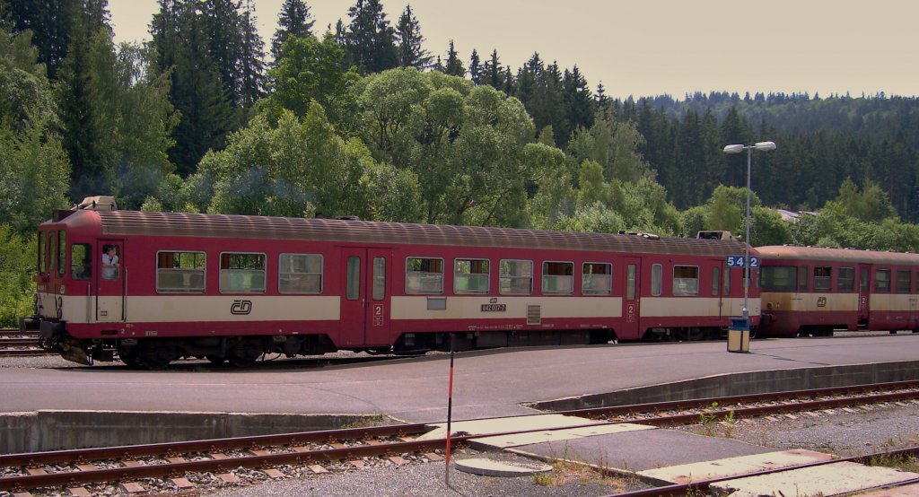 Diesel-Triebwagen der CD 842 007-7 bei der Ausfahrt Bahnhof Bayrisch-Eisenstein 21.06.2007 11:47