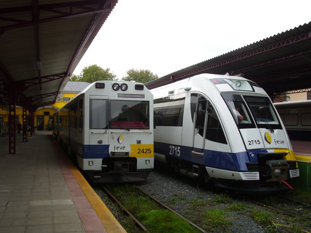 Diesel-Triebzug 2425 steht abfahrbereit nach Oviedo in Ferrol, daneben der neuer Diesel-Triebzug 2715 auf Probefahrt am 11.10.10.