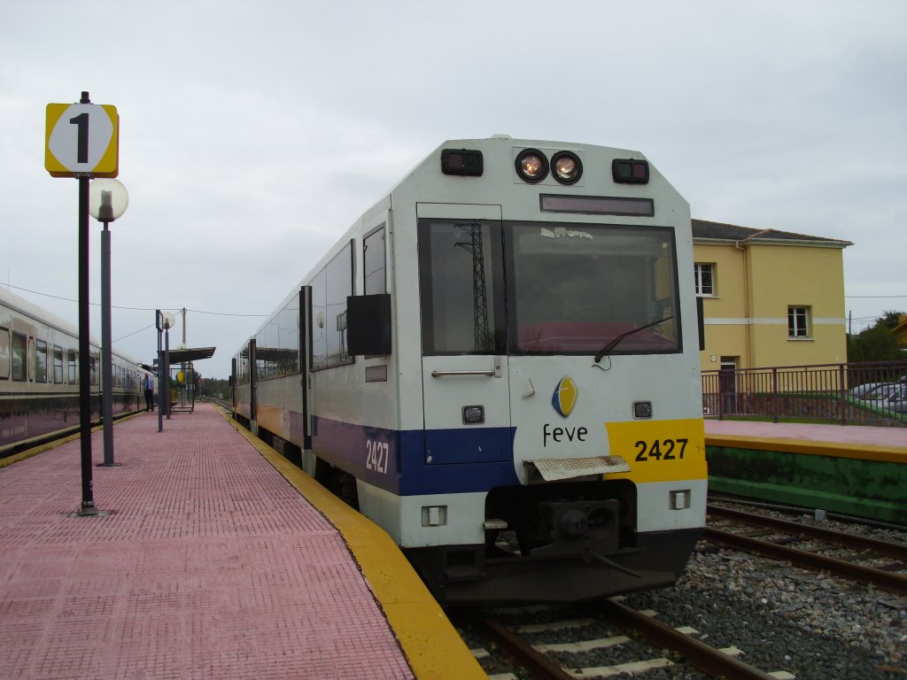 Diesel-Triebzug 2427 im Bahnhof Foz am 12.10.10 auf der Fahrt von Ferrol nach Oviedo, am Nachbargleis steht der El Transcantbrico.
