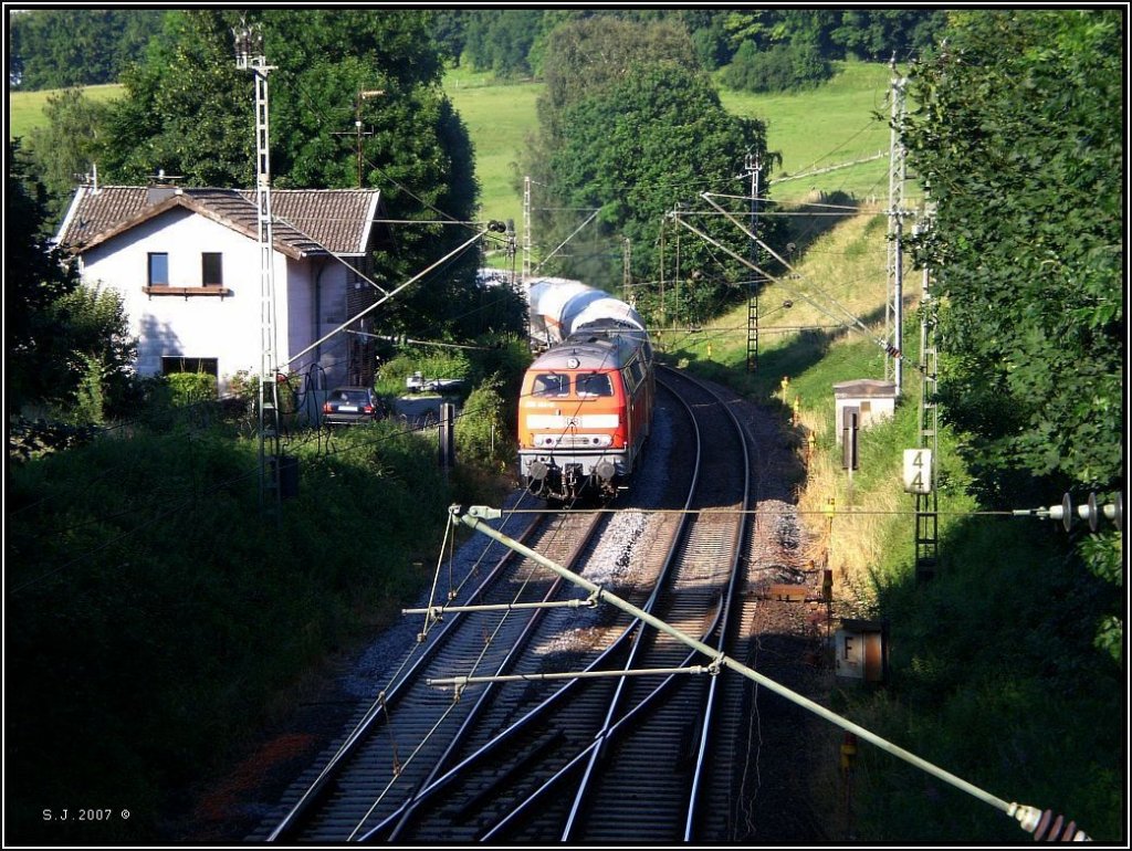 Dieselgeruch lag in der Luft.Das  Brummen  der Motoren brannte sich schon ins 
Gehr und man wute ...da kommen die 225..er um die Kurve. Am Gemmenicher Tunnel
unweit von Aachen im Sommer 2007.