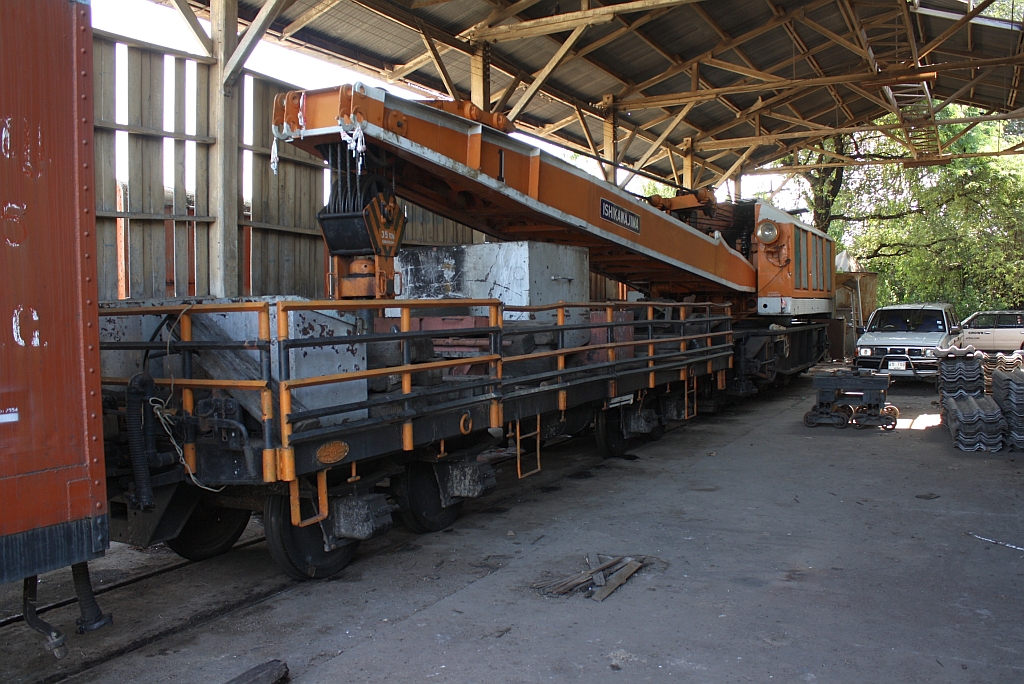 Dieselkran No. 1 (Tokyu Car Mfg. Co. Ltd./Japan, Bauj. 1956) am 26.Oktober 2011 im Depot Uttaradit.

