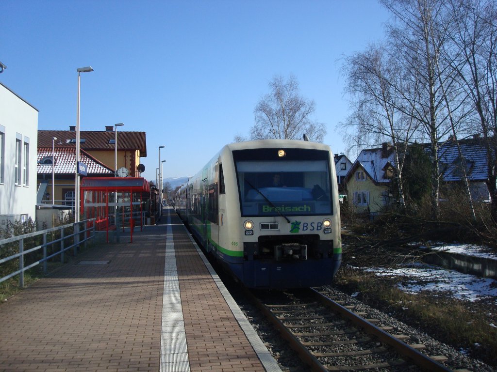 Dieselleichttriebwagen der BSB bei Einfahrt in den 
Bahnhof Hugstetten,
M�rz 2010