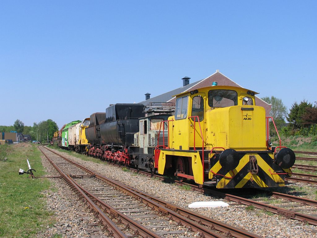 Diesellok 11 (Baujahr: 1970) und E-Lok PEN 3 (Baujahr: 1942) der Stichting Stadskanaal Rail (STAR) auf Bahnhof Stadskanaal am 25-4-2011.