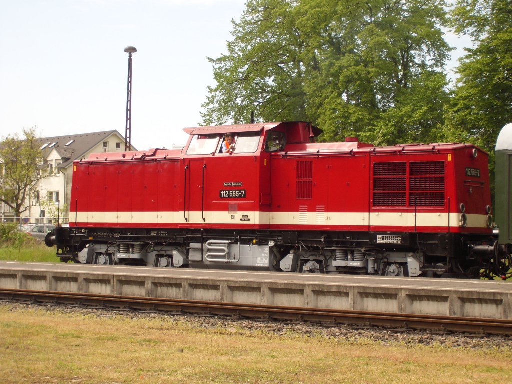 Diesellok 112 565-7 von der Deutschen Reichsbahn , war am 19.5.2012 auf der Insel R�gen in Putbus zu Gast.