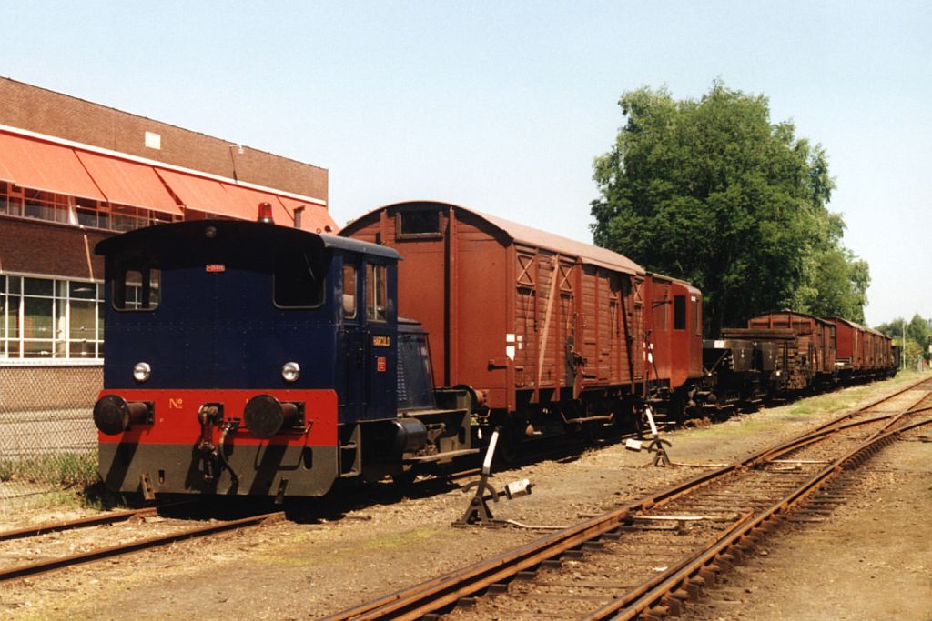 Diesellok 13 der MBS (Museum Buurt Spoorweg) auf Bahnhof Haaksbergen am 24-5-2001. Bild und scan: Date Jan de Vries.