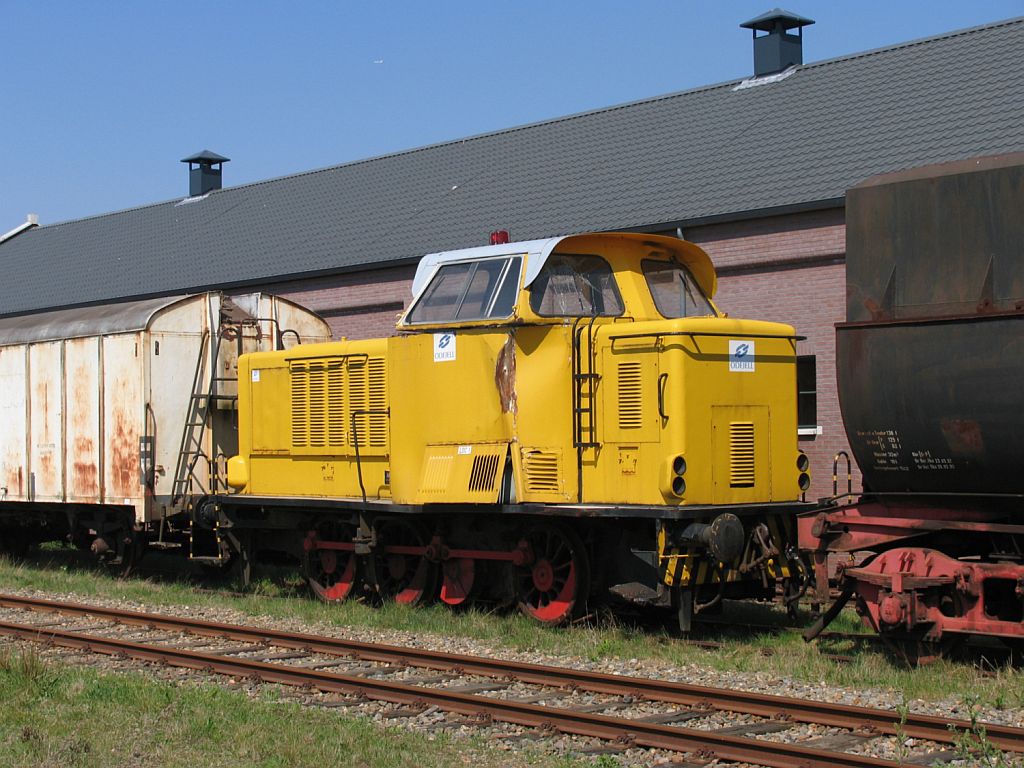 Diesellok 15 (MaK 400 C, Baujahr: 1957) der Stichting Stadskanaal Rail (STAR) auf Bahnhof Stadskanaal am 25-4-2011.
