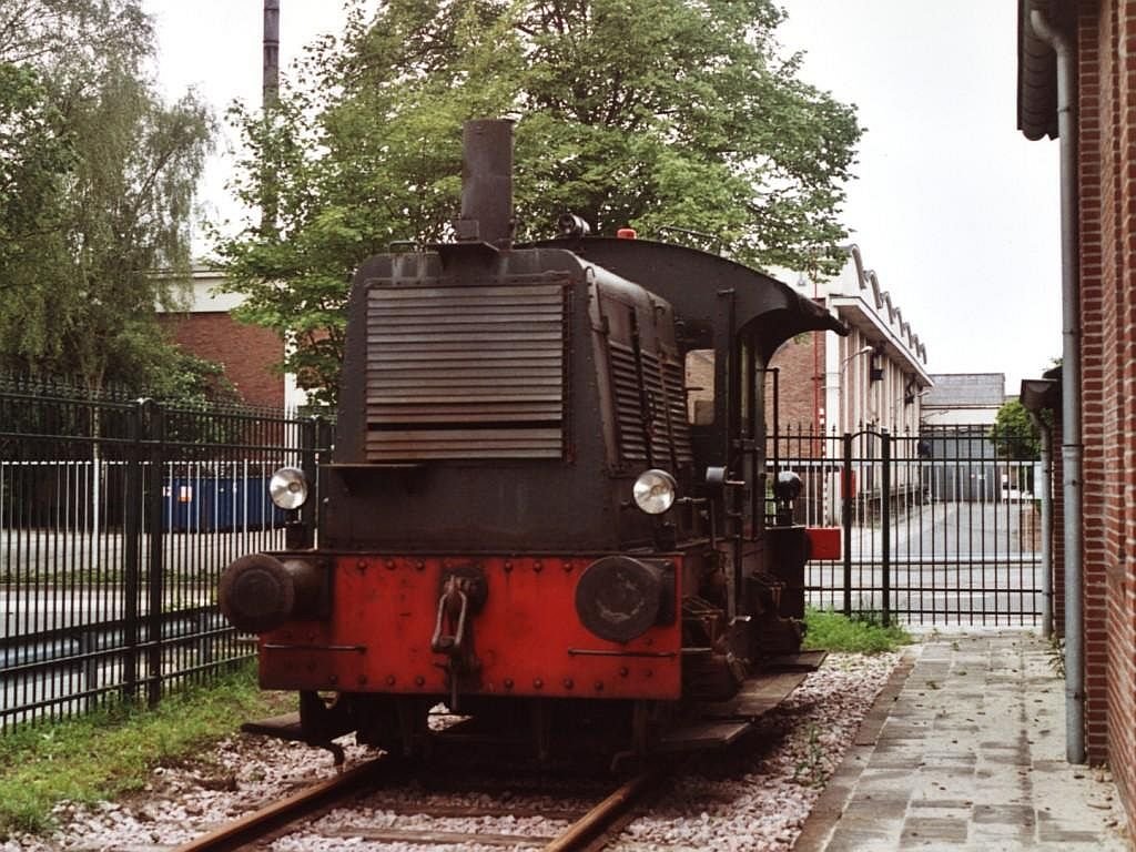 Diesellok 16 (die frhere NS 293) der MBS auf Bahnhof Haaksbergen am 1-6-2000. Heute ist diese Lok in das MBS-Museum von Boekelo zu sehen und nicht mehr in Haaksbergen an zu treffen. Bild und scan: Date Jan de Vries.