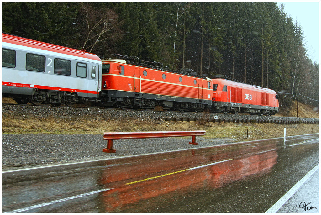 Diesellok 2016 051 zieht den EC 31  Allegro Johann Strau  mit der  kalt  eingereihten E-Lok 1044 040 ber den Obdacher Sattel.Dieser Zug wurde aufgrund eines Felssturzes am Neumarkter Sattel ber das Lavanttal umgeleitet. 
Obdach 6.3.2009 