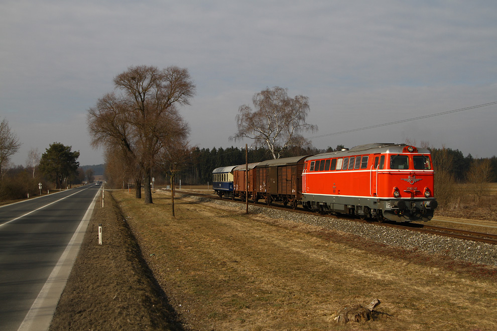 Diesellok 2043.24 fhrt mit einem Gmp als Sdz 95662 auf der Stecke von Friedberg nach Oberwart. 
Riedlingsdorf 26.02.2011
