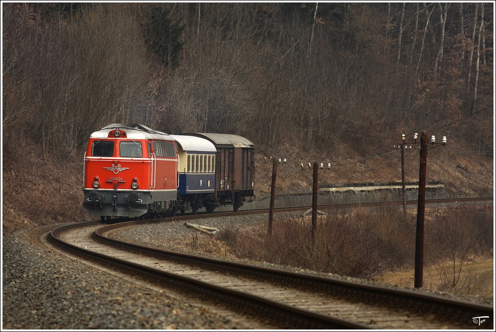 Diesellok 2043.24 fhrt mit einem Gmp als Sdz 95660 auf der Stecke von Friedberg nach Oberwart. 
Sinnersdorf 26.02.2011 

