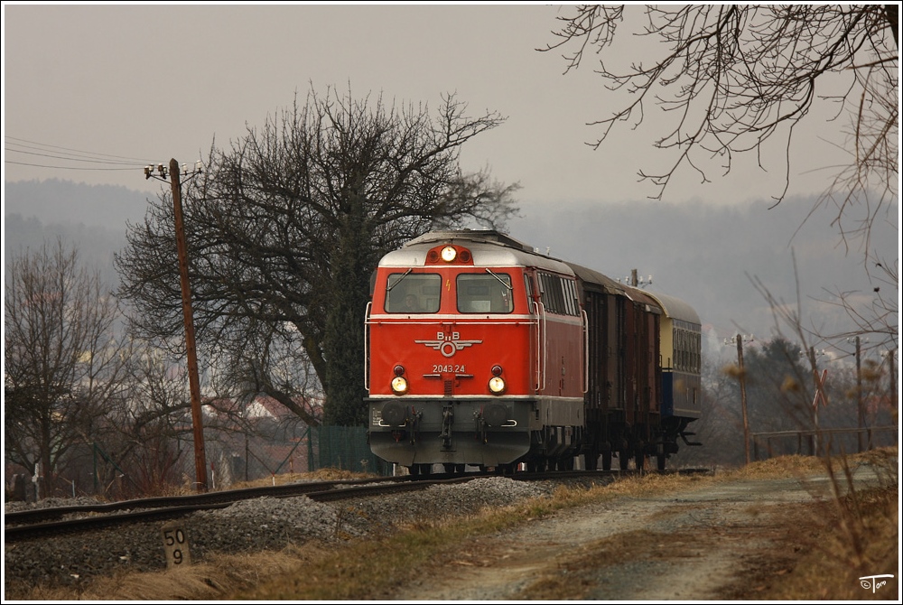 Diesellok 2043.24 fhrt mit einem Gmp als Sdz 95662 auf der Stecke von Friedberg nach Oberwart. 
Riedlingsdorf 26.02.2011 

