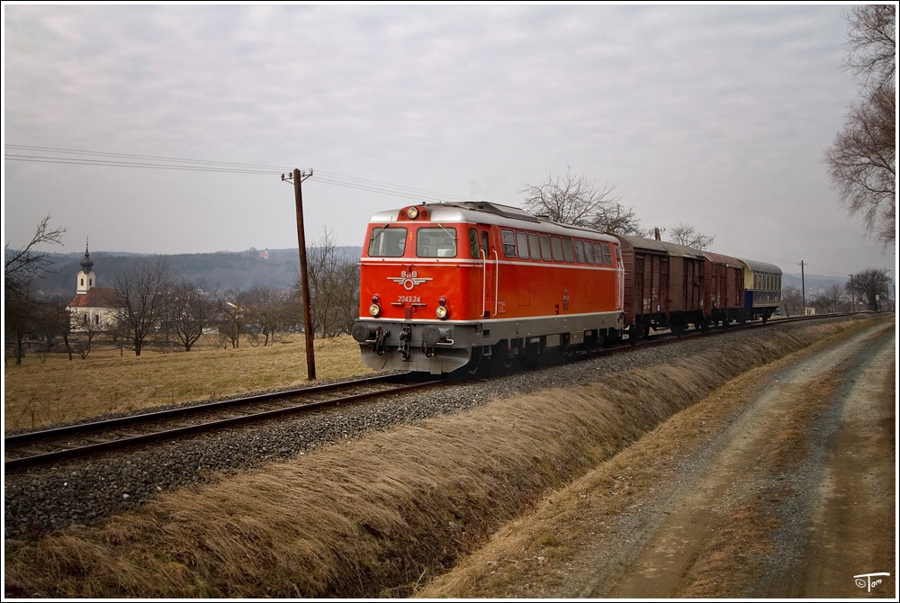 Diesellok 2043.24 fhrt mit einem Gmp als Sdz 95662 auf der Stecke von Friedberg nach Oberwart. 
Riedlingsdorf 26.02.2011 

