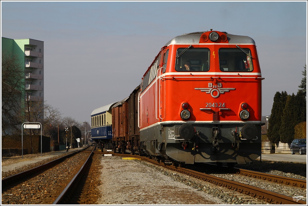 Diesellok 2043.24 f�hrt mit einem Gmp als Sdz 95662 auf der Stecke von Friedberg nach Oberwart.(�ffentliche Fotofahrt) 
Oberwart 26.02.2011 

