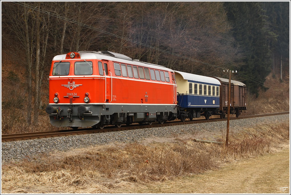 Diesellok 2043.24 fhrt mit einem Gmp als Sdz 95660 auf der Stecke von Friedberg nach Oberwart. 
Sinnersdorf 26.02.2011 
