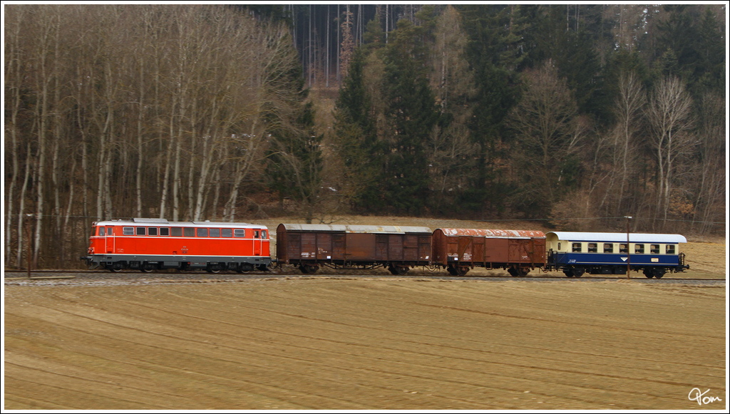 Diesellok 2043.24 fhrt mit einem Gmp als Sdz 95662 auf der Stecke von Friedberg nach Oberwart. 
Riedlingsdorf 26.02.2011  