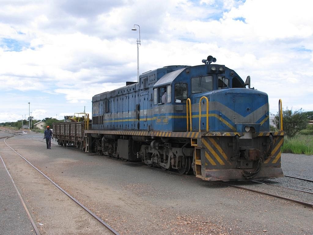 Diesellok 205 mit eine Gterzug auf Bahnhof Gobabis am 27-2-2009.