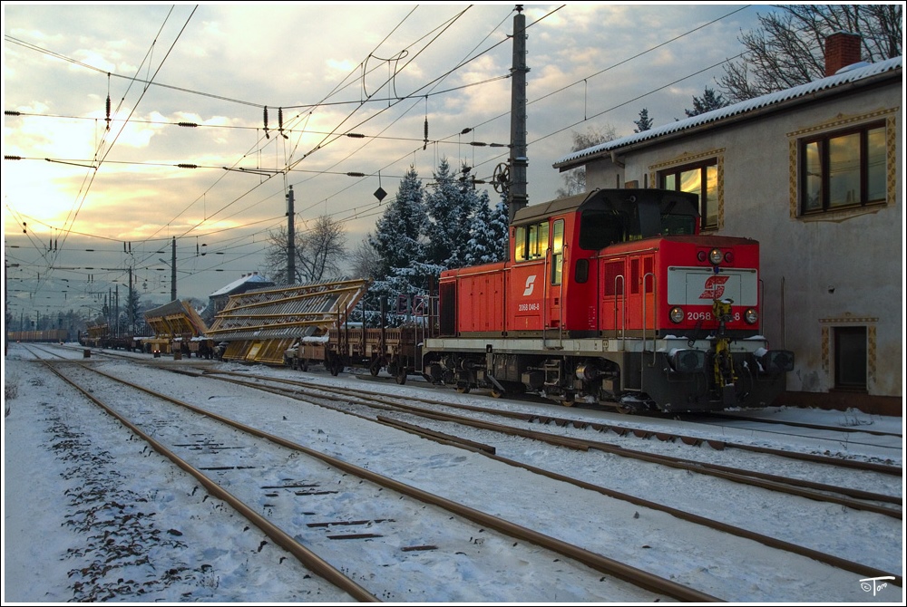 Diesellok 2068 046 mit VAE-Weichenzug im Bf Zeltweg. 
30.11.2010

