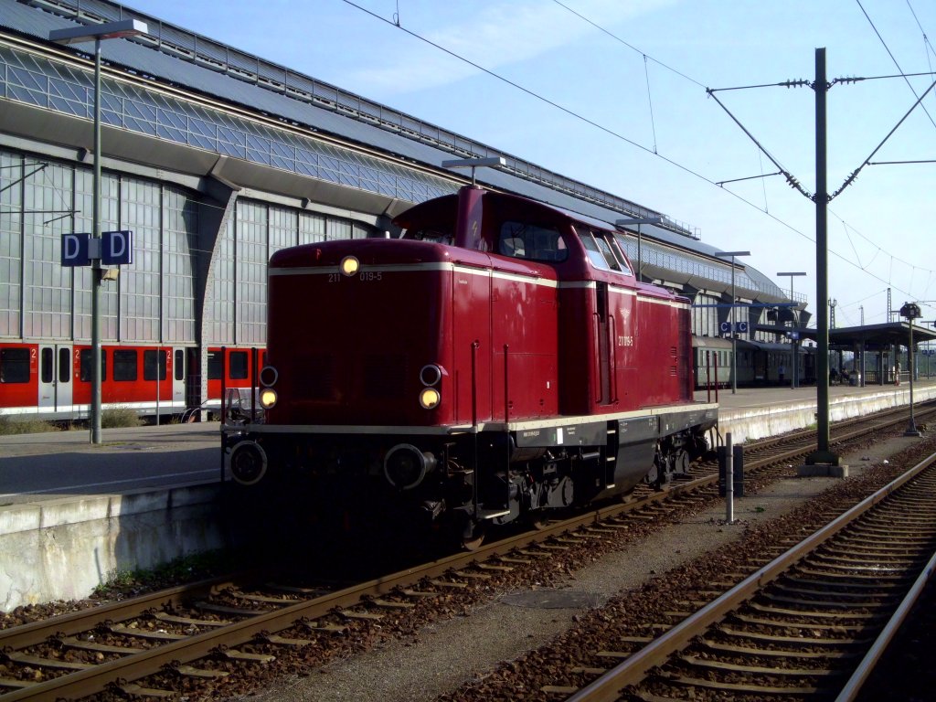 Diesellok 211 019-5 am 24.09.2011 in Karlsruhe Hbf.