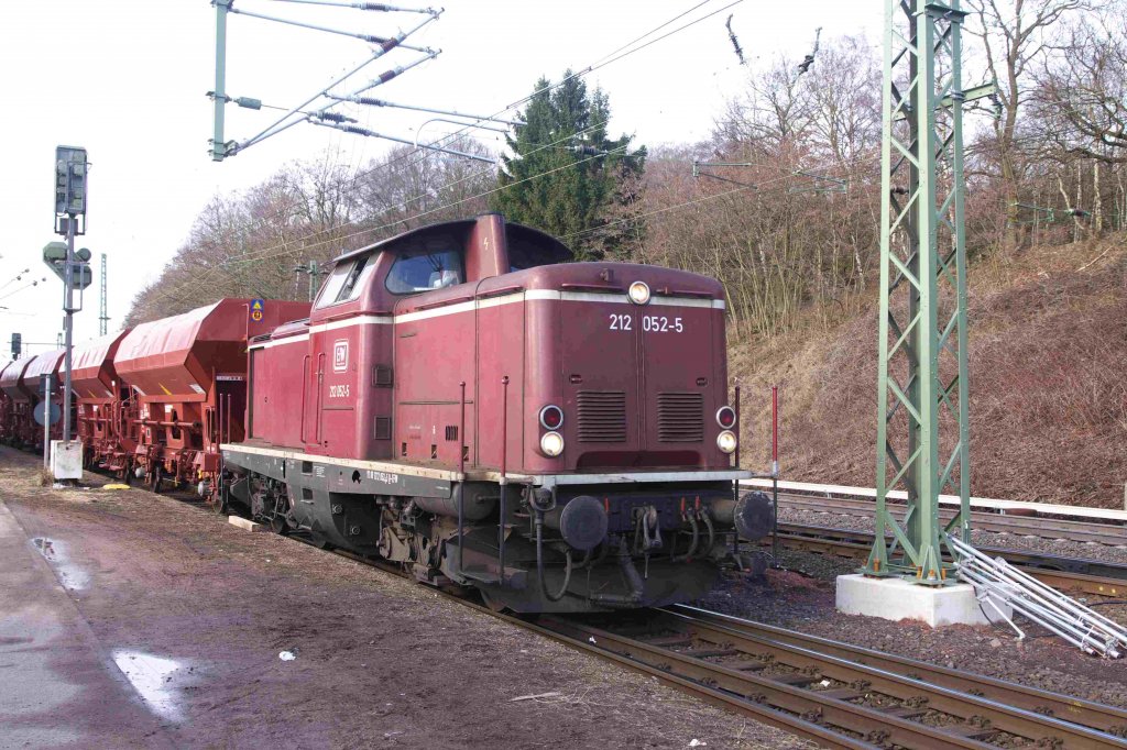 Diesellok 212 052-5 der EFW mit Ihrem Schotterzug in Stolberg Rhld Hbf am 27.02.2010