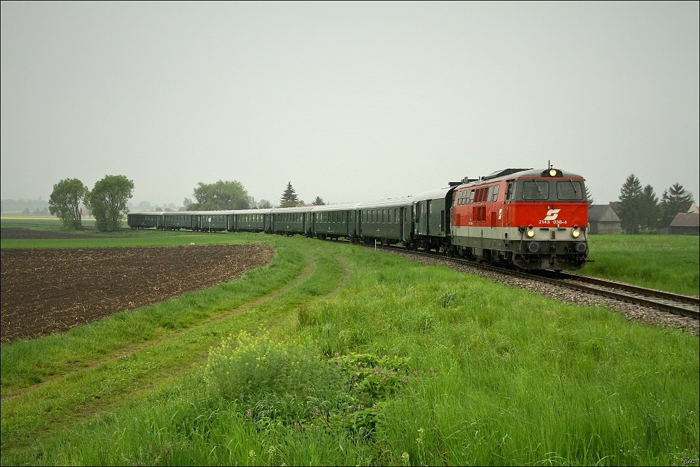 Diesellok 2143 038 fhrt mit R16130 von Wien Franz-Josefs Bf nach Ernstbrunn. 
Harmannsdorf 2.5.2010