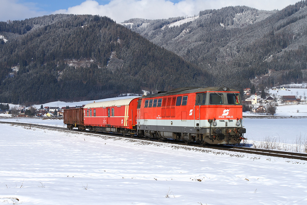 Diesellok 2143 064 fhrt mit dem Hilfszug von Pls nach Zeltweg.Geholt wurde ein Schadwagen in Pls.
Fohnsdorf 28.1.2011