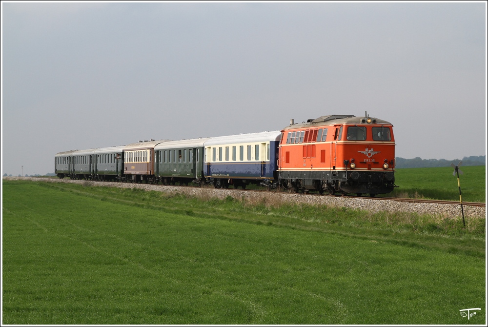 Diesellok 2143 35 f�hrt mit Sdz R 17221 von Ernstbrunn nach Wien FJBf. Naglern 1.5.2011