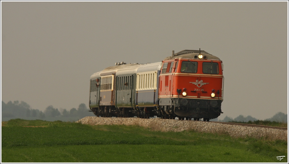 Diesellok 2143 35 f�hrt mit Sdz R 17221 von Ernstbrunn nach Wien FJBf. Naglern 1.5.2011

