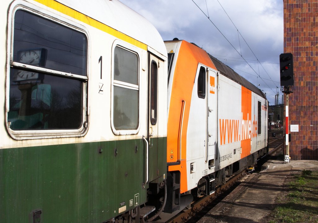 Diesellok 285 001 der  Havellndischen Eisenbahngesellschaft  am 07.04.2012 vor dem Sonderzug des Vereins  Sonderzugveranstaltungen Chemnitz  im Bahnhof Blankenburg/Harz. Das Signal zeigt  Ausfahrt frei zur Rangierfahrt .