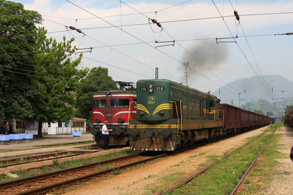 Diesellok 316 passiert einen mit E-Lok 441121 angekommenen Personenzug
im Bahnhof Zenice in Richtung Sarajevo am 22.5.2011.