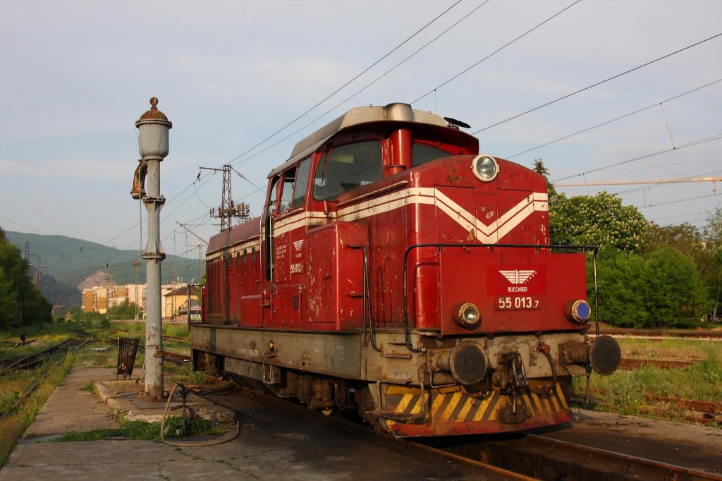 Diesellok 55013 wurde gerade aufgerstet und wartet nun am 7.5.2013 
im kleinen Depot des Bahnhof Pernik auf die Freigabe zur Streckenfahrt 
in Richtung Sofia.
