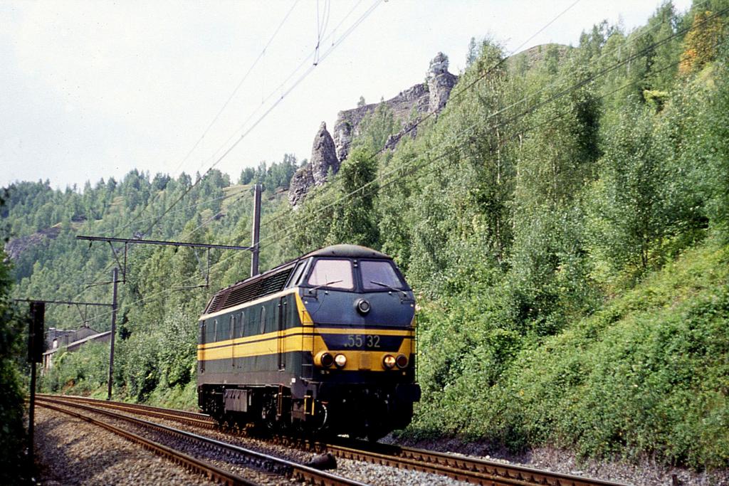 Diesellok 5532 ist solo bei Andenne Richtung Huy unterwegs.
10.08.1993 um 15.48 Uhr