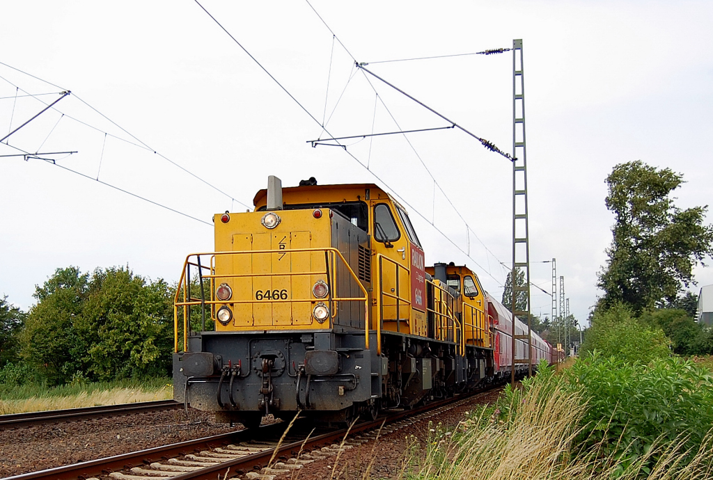 Diesellok 6466 mit ihrer Schwesterlok 6468 und einem Zug Schttgutwagen in Boisheim. 25.7.2010

