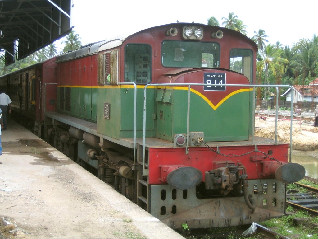 Diesellok 814 Class M7 des Express 8056 (Colombo-Matara) im Bahnhof Aluthgama (Sri Lanka). Der Zug hat Kreuzungshalt. 30. September 2010 15:35h (GMT +5:30h)