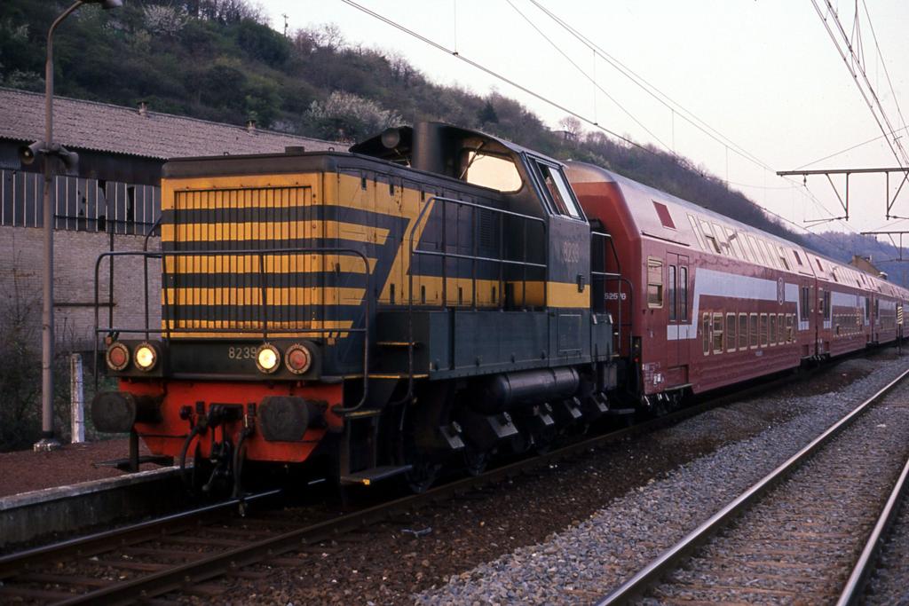 Diesellok 8239 verschiebt im Bahnhof Huy
am 27.03.1991 modernen Doppelstockzug 